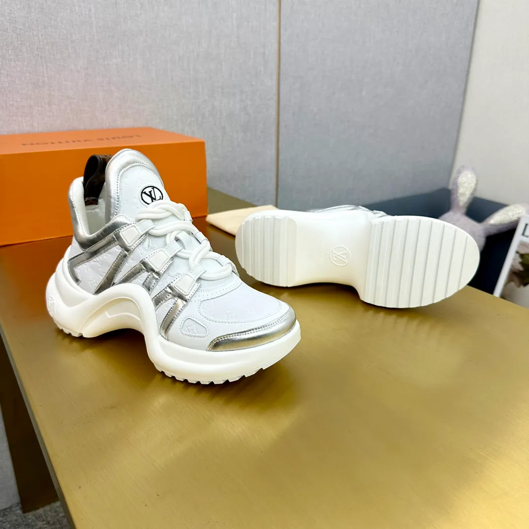 👟👟Ex-factory price 760👟👟LV donkey brand casual sports dad shoes. The bold and avant-garde design➕the distinctive wavy outsole is charming in the entire fashion circle. It is synonymous with new trends and trends. It is to be called the coolest casual sports shoe in history. Whoever wears it will become the most handsome person who turns heads. The height of the heel is about 5.5cm, and the heel is about 8mm.  🌸Imported fabrics🐂leather➕Imported🐐leather➕Imported T👟👟Ex-factory price U splicing 🌸Inner lining imported mesh fabric➕Cowhide lining Outsole vacuum foaming and T👟👟Ex-factory price U combination 🌸 Size women's size 35-41